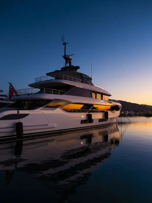 Private Luxusyacht vor Alpenpanorama auf einem bayerischen See
