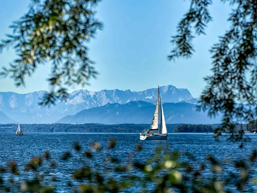 Yacht auf dem Starnberger See mit Blick auf die Alpen