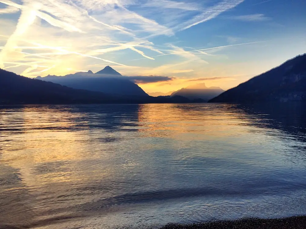 Sonnenuntergang über dem Schliersee mit Yacht