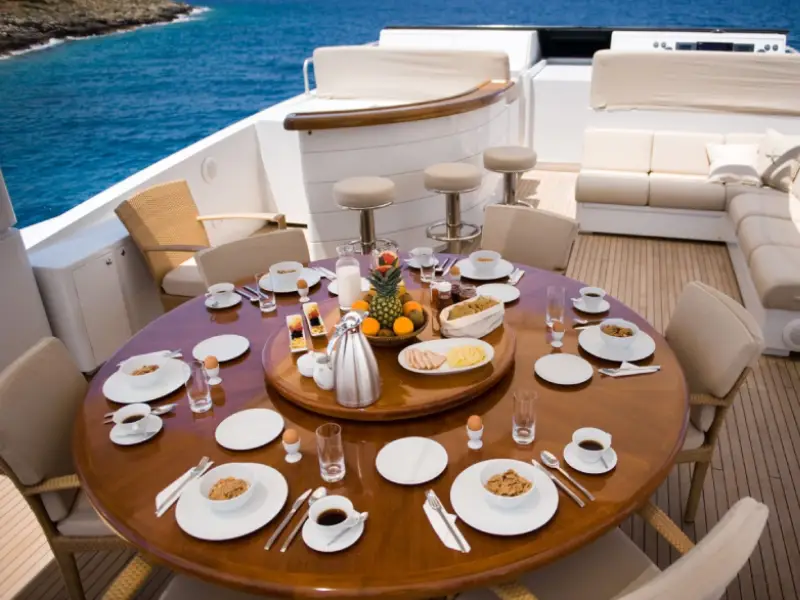 Gedeckter Tisch mit Catering an Deck einer Luxusyacht