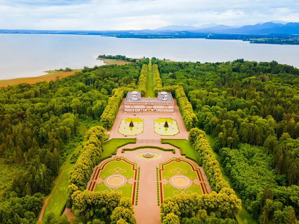 Yacht auf dem Chiemsee mit Blick auf Schloss Herrenchiemsee