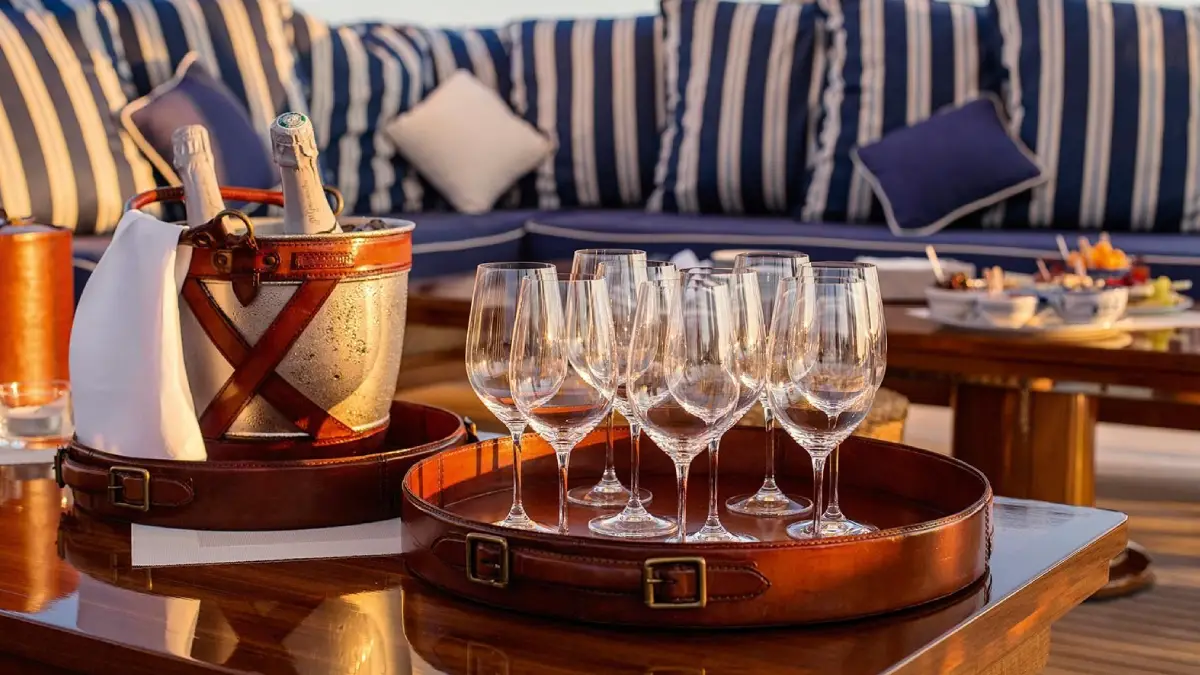 Champagner-Empfang an Deck einer Luxusyacht bei Abendlicht