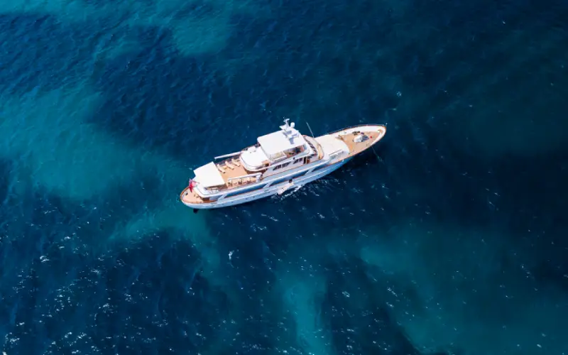 Luftaufnahme einer Yacht auf smaragdgrünem Wasser