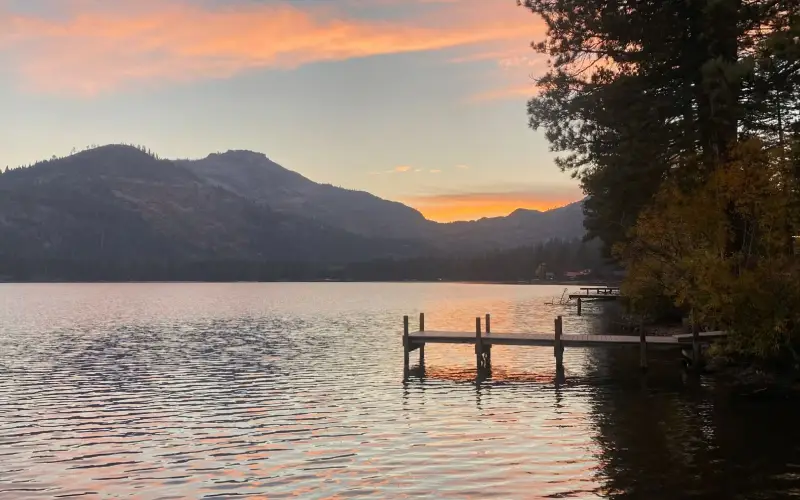 Abendstimmung mit Alpenpanorama über dem See