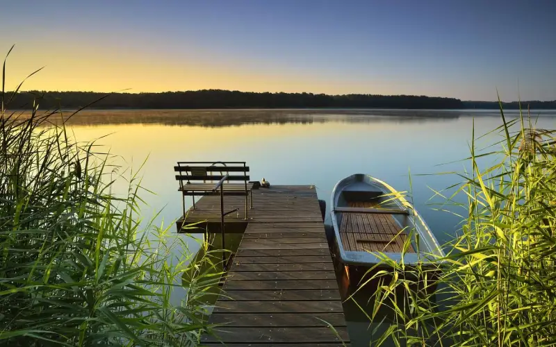 Anlegesteg am See im Morgenlicht